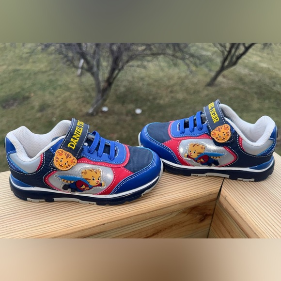 Daniel Tiger light up shoes 11C - Picture 3 of 8